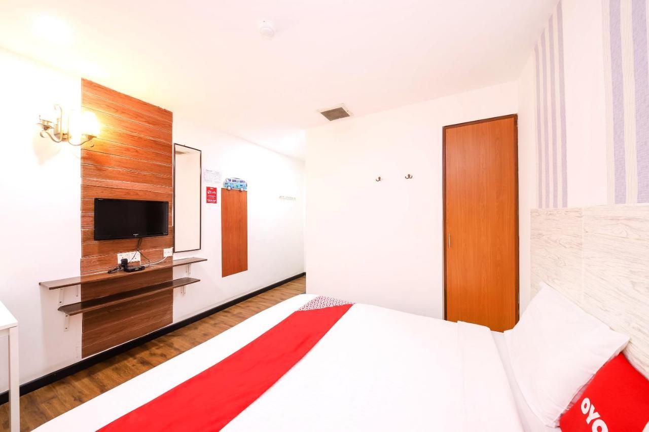 Oyo 43963 T Signature Hotel Петалинг-Джая Экстерьер фото