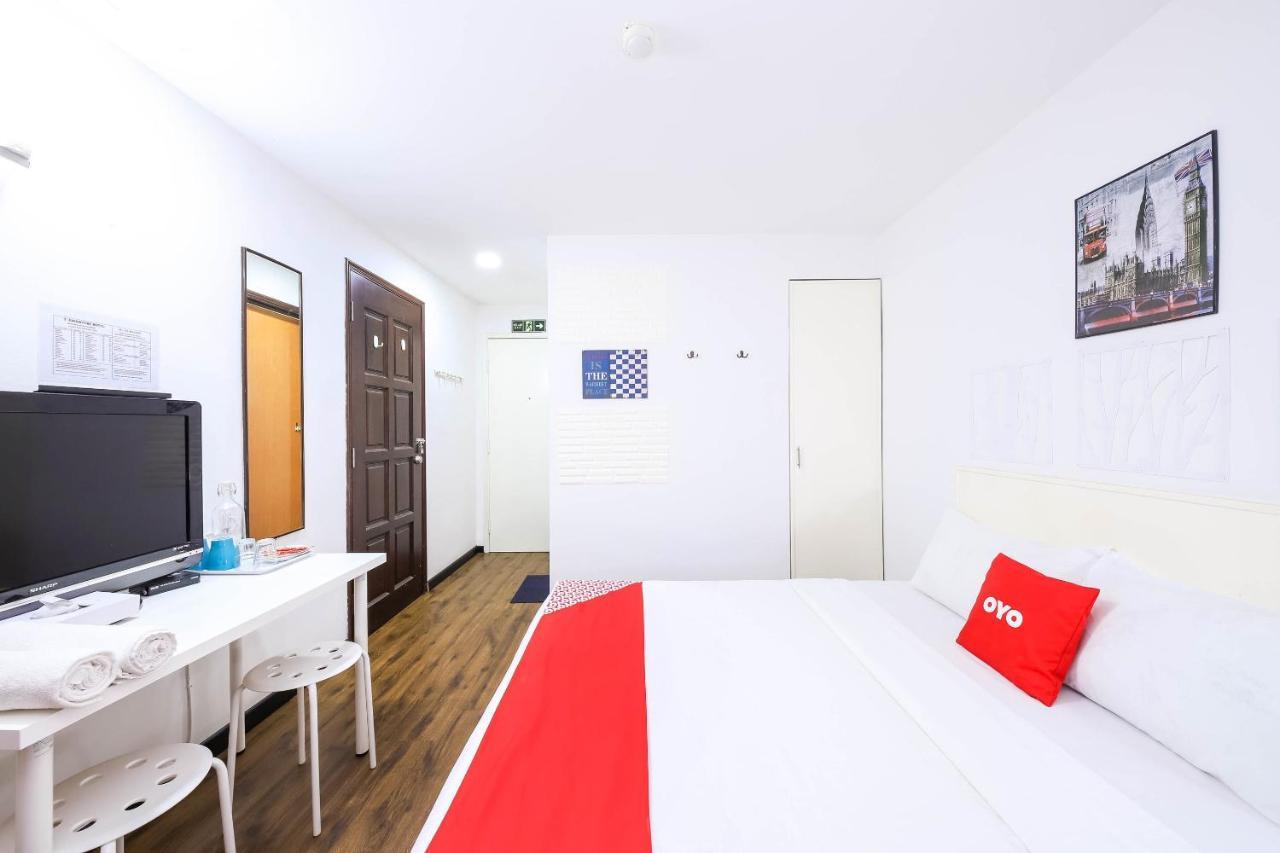 Oyo 43963 T Signature Hotel Петалинг-Джая Экстерьер фото