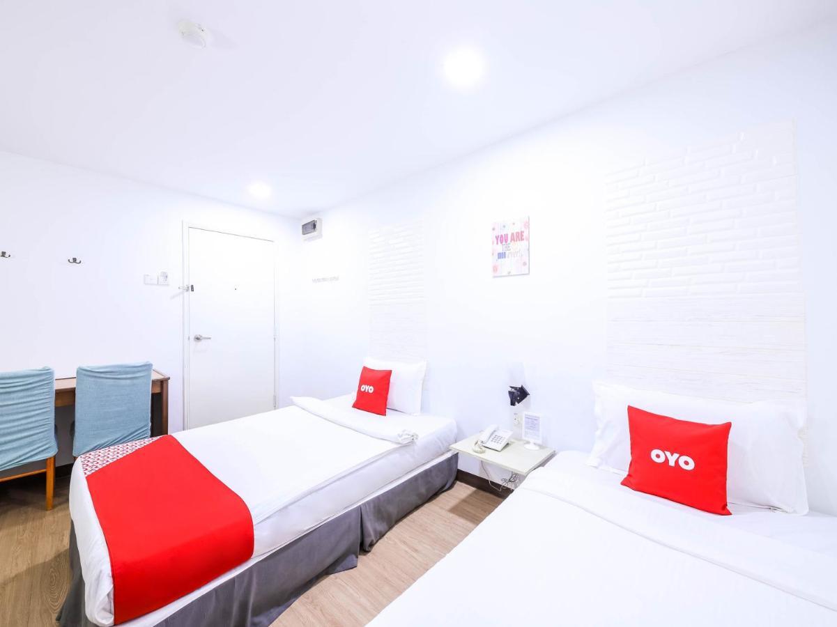 Oyo 43963 T Signature Hotel Петалинг-Джая Экстерьер фото